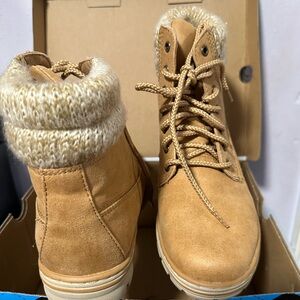 New
Brand-St.John’s Bay Quality FootWear
Size-7.5
Color on box-Kamdon Weat